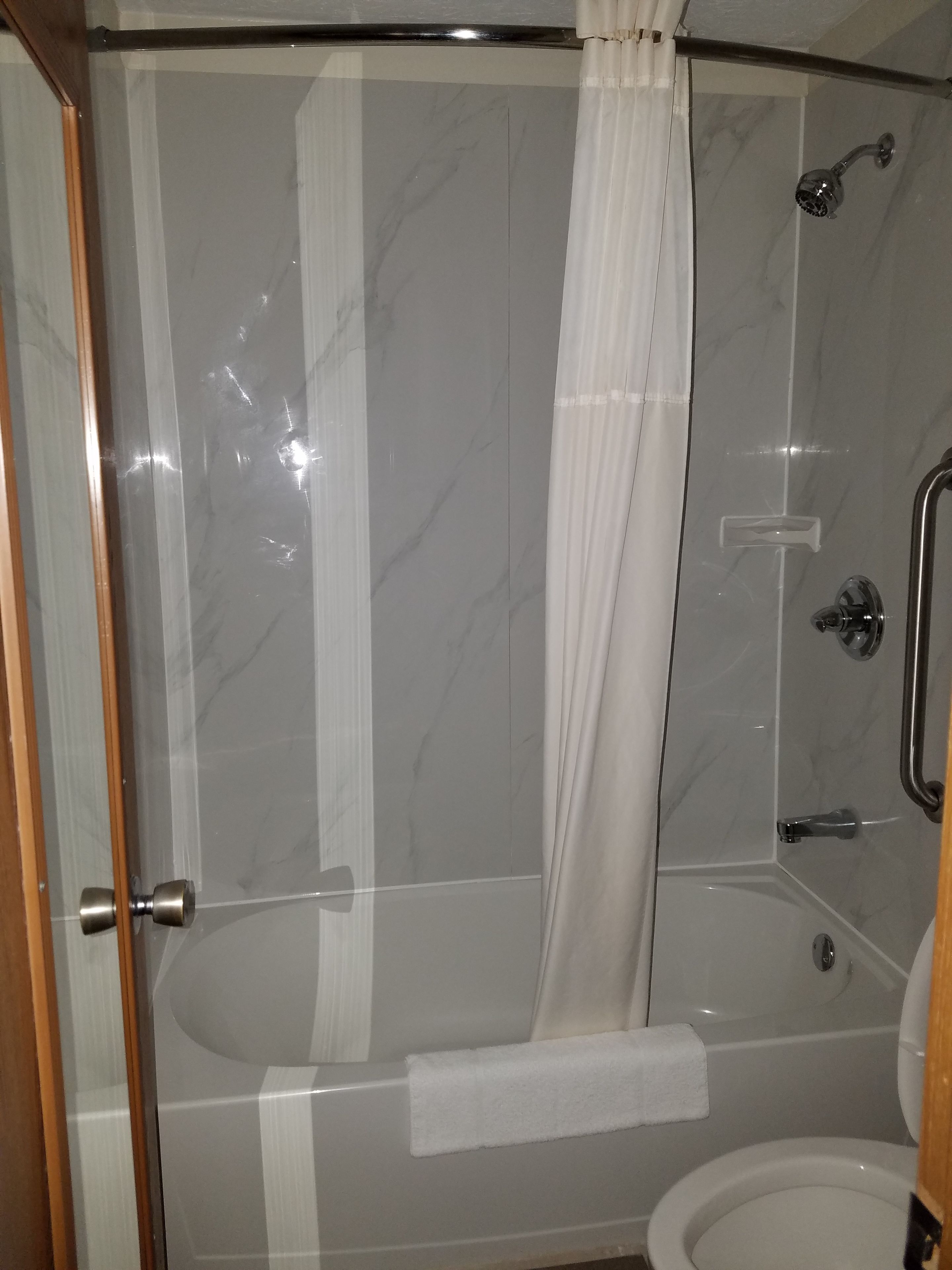 Combined shower/bathtub, hair dryer, towels