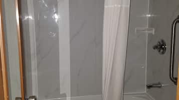 Combined shower/bathtub, hair dryer, towels