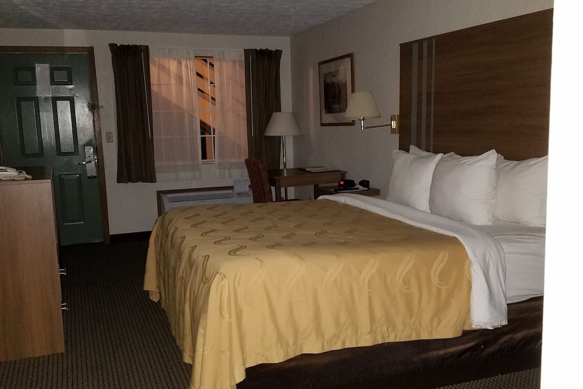 Desk, iron/ironing board, rollaway beds, free WiFi