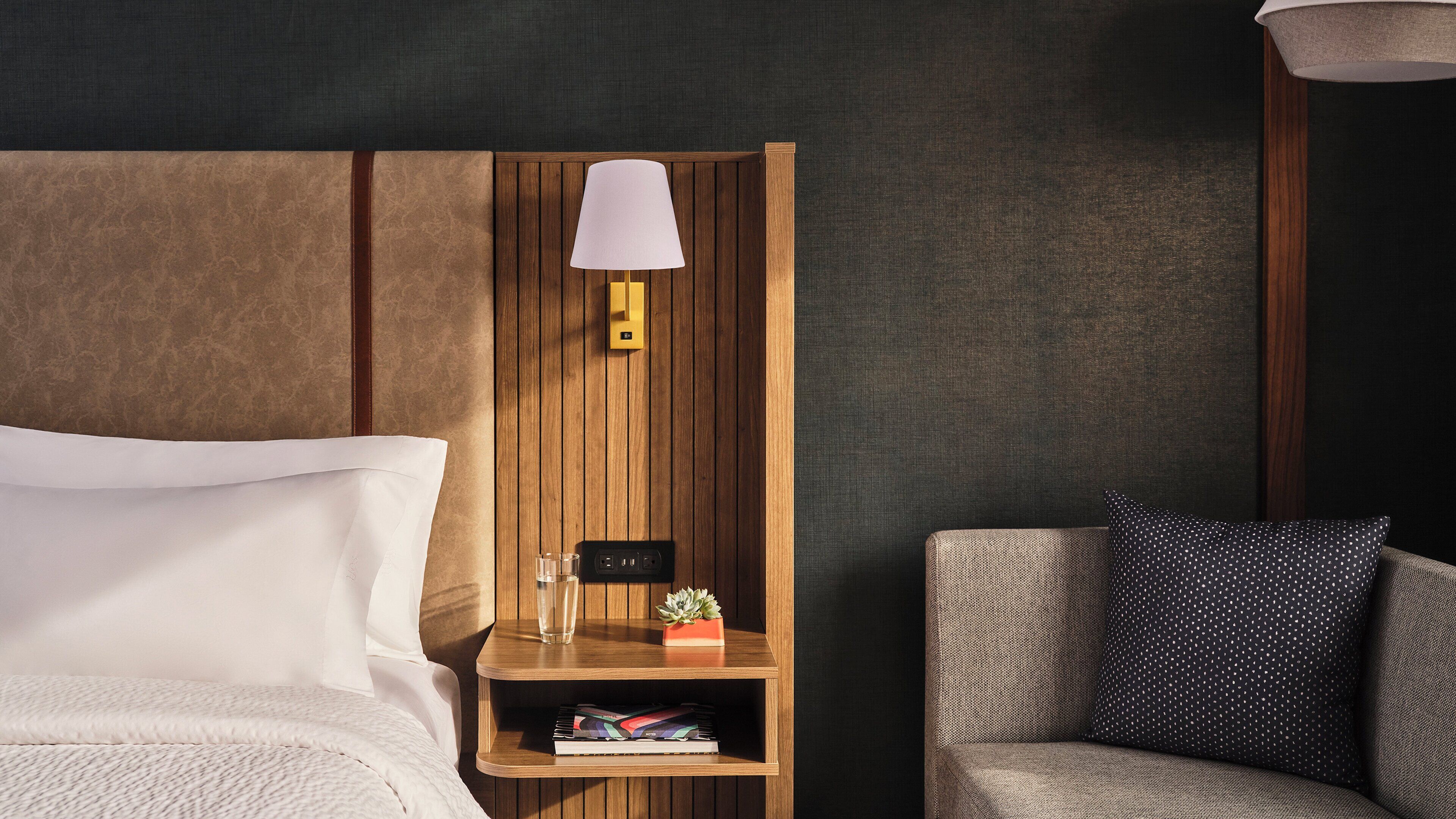 Värdeförvaringsskåp på rummet, skrivbord och arbetsyta för laptop