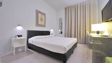 Camera doppia | Copriletto in piuma, minibar, una cassaforte in camera, una scrivania