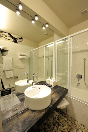 Deluxe Double Room | Bathroom | Free toiletries, hair dryer, bidet, towels - Art Hotel Boston (Turin)