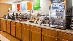 Zona de desballestament per esmorzar amb cafetera, màquina per fer guaixons i diferents aliments.