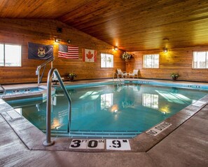 Una piscina cubierta