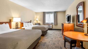 Habitación estándar, 2 camas Queen size, para no fumadores | Tabla de planchar con plancha, cunas gratuitas y wifi gratis