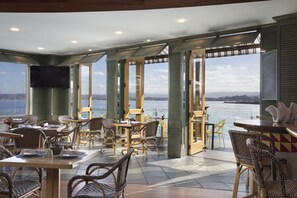 Bar (on property) - Monterey Plaza Hotel & Spa (Monterey)