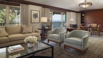 Sviitti (Cannery Row) | Ylelliset vuodevaatteet, tallelokero huoneessa