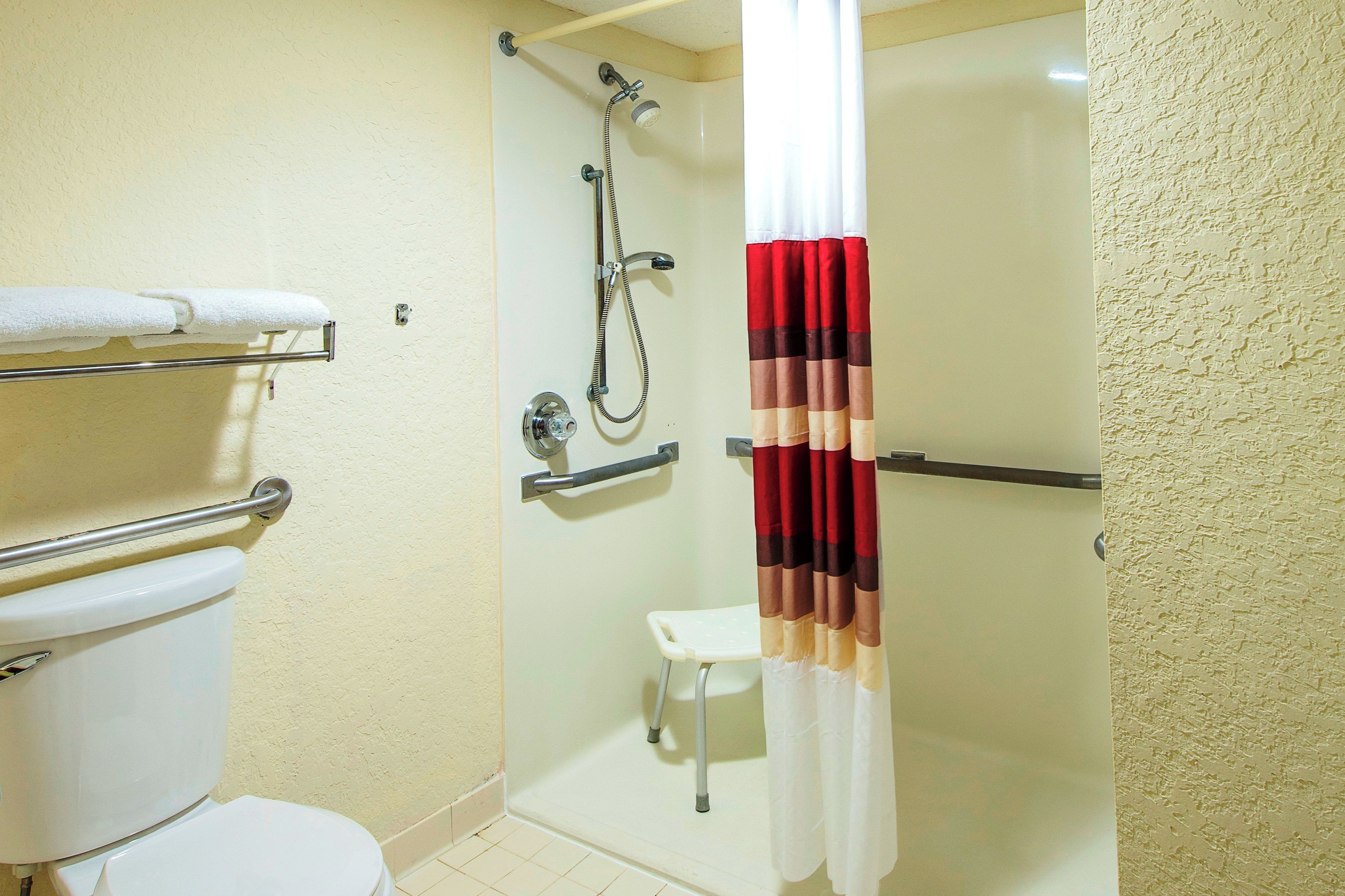 Superior Room, 1 King Bed, Accessible (Roll-In Shower, Smoke Free) | Bathroom | Free toiletries, towels