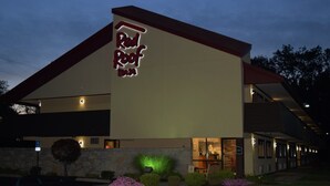 Un bâtiment sur lequel on peut voir une enseigne bien visible indiquant « Red Roof Inn ».