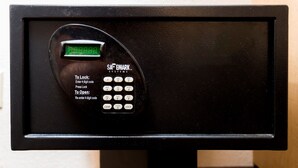 Un système de verrouillage électronique noir, doté d’un écran numérique et d’un clavier permettant de saisir un code à quatre chiffres.