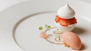 Un postre sobre un plato blanco con un emblema dorado.