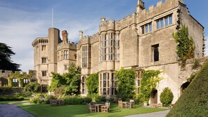 A historic building with a courtyard, stone walls, and traditional architecture. - Thornbury Castle, Relais & Châteaux (Bristol)
