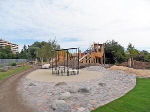 Lasten leikkialue ulkona