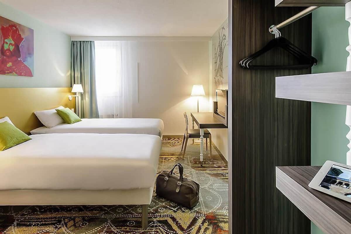 Escritorio, espacio para trabajar con laptop y cortinas blackout