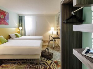 Desk, laptop workspace, blackout curtains, soundproofing - ibis Styles Speyer (Speyer)