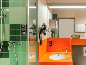 Dusj, miljøvennlige toalettsaker, hårføner og håndklær