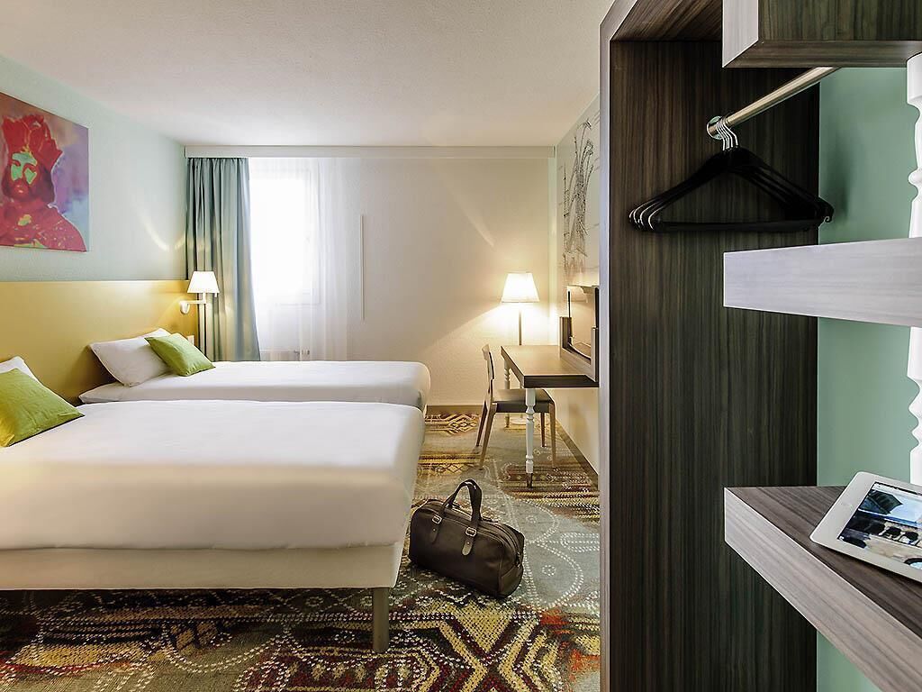Habitación Confort doble, 2 camas individuales | Escritorio, espacio para trabajar con un portátil, cortinas opacas