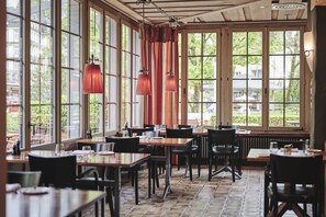 Breakfast, dinner served; local cuisine, alfresco dining  - Hotel Interlaken (Interlaken)