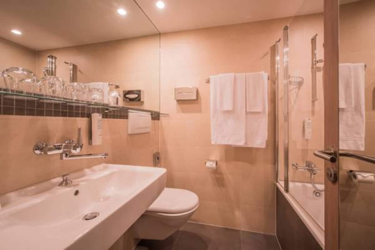 Literie hypoallergénique, coffres-forts dans les chambres, bureau
