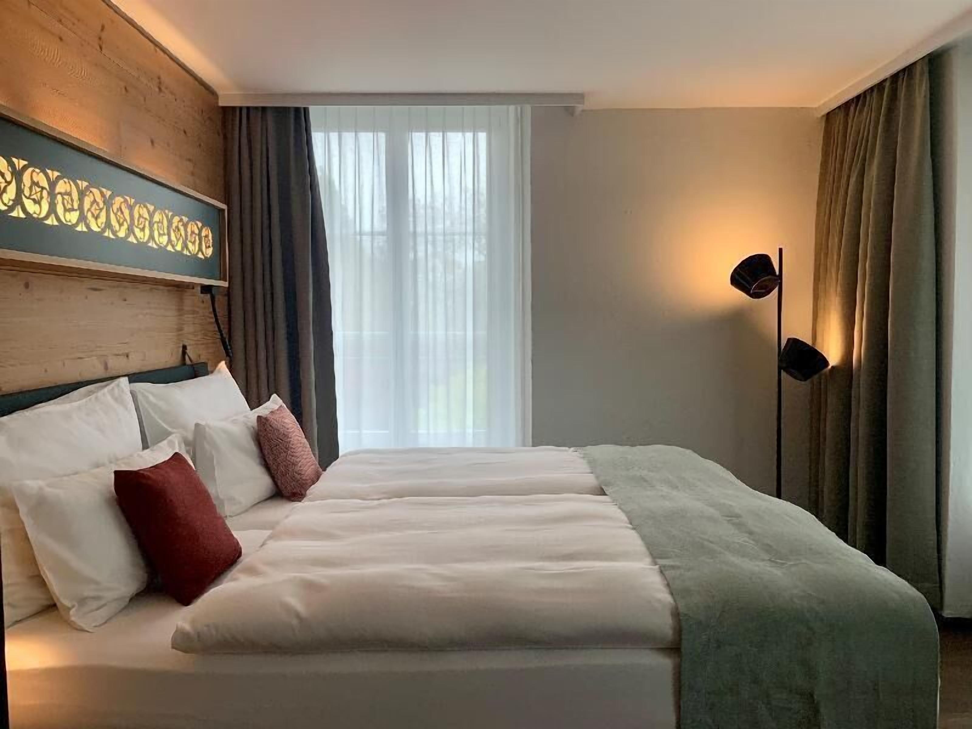 Hypo-allergenic bedding, in-room safe, desk, laptop workspace