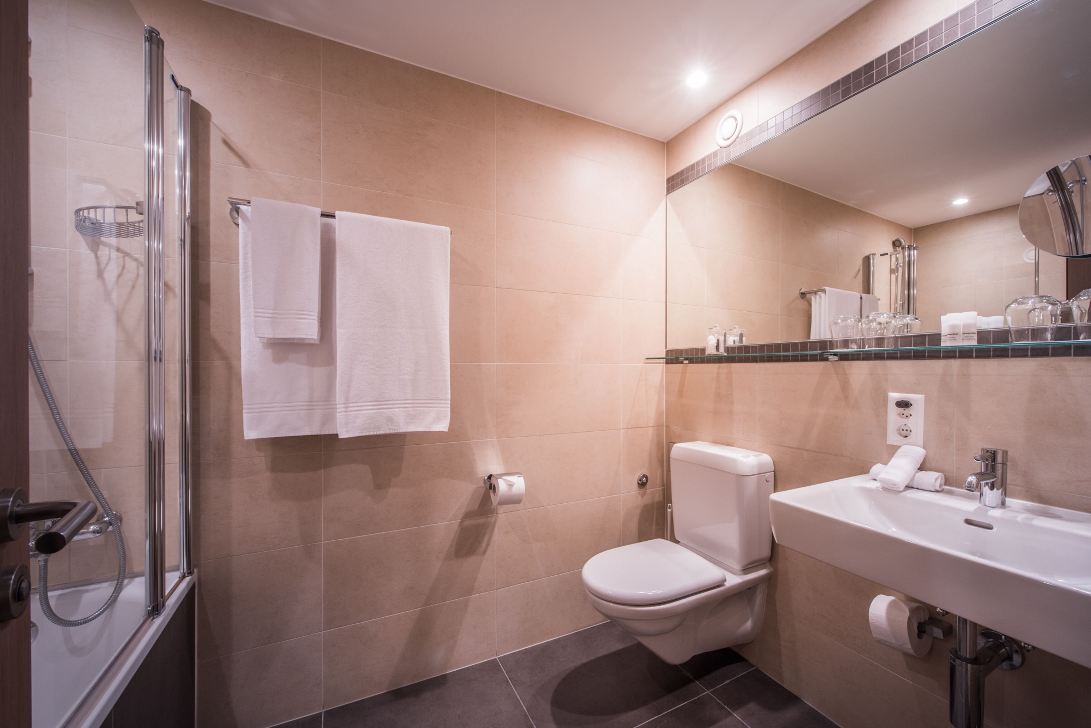 shower, free toiletries, hair dryer, towels