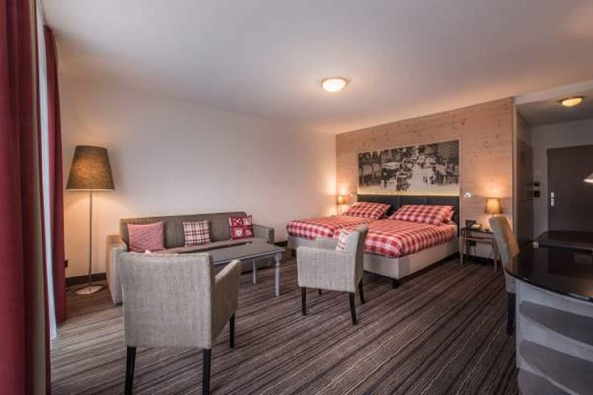 1 bedroom, hypo-allergenic bedding, in-room safe, desk