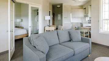 Suite, 1 Bedroom, Mountain View, Corner (1 Queen Bed) | Premium bedding, down comforters, pillowtop beds, desk