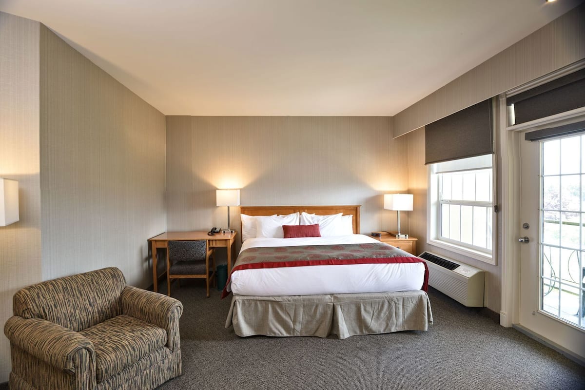 Bộ đồ giường cao cấp, chăn bông, nệm có lớp đệm bông, bàn