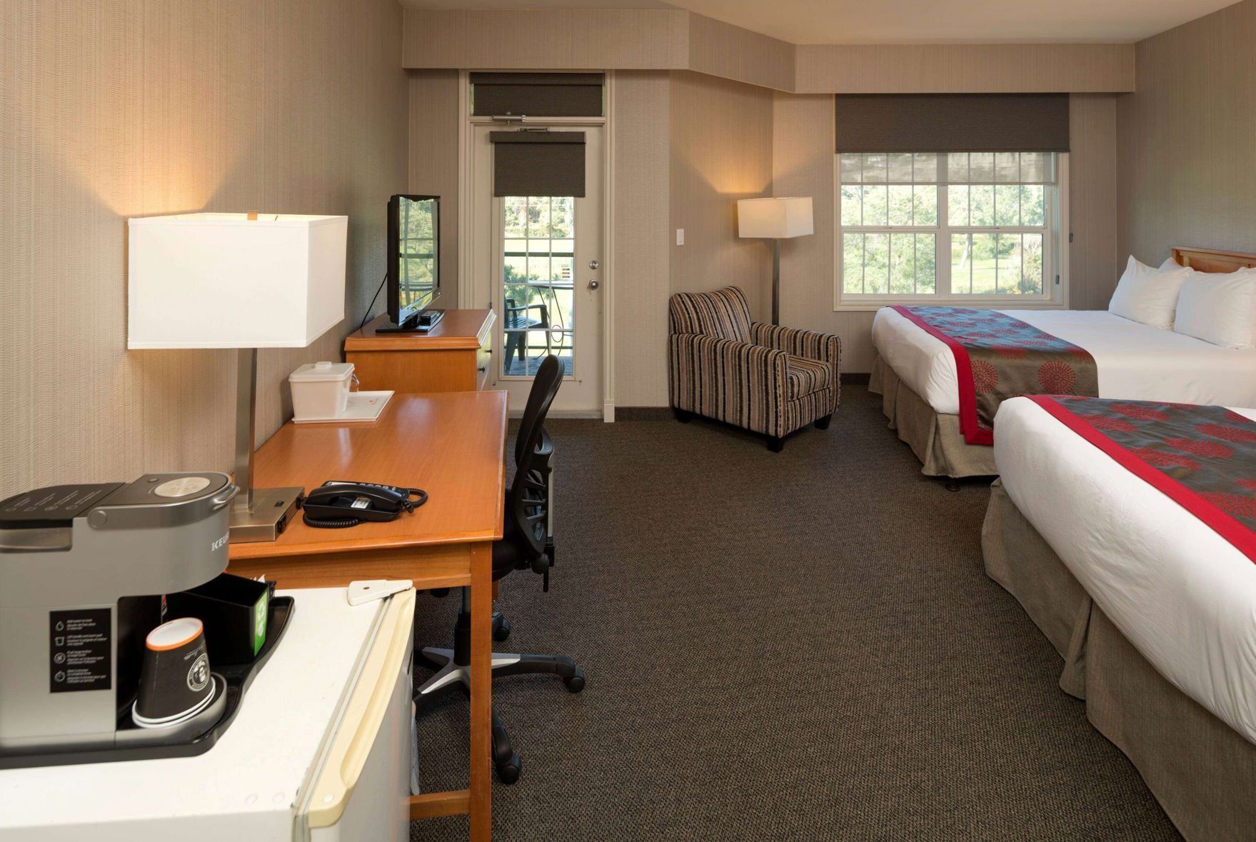 Luxe beddengoed, donsdekens, pillowtop-bedden, een bureau