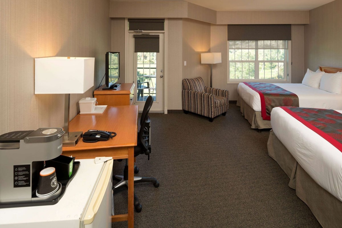 Bộ đồ giường cao cấp, chăn bông, nệm có lớp đệm bông, bàn