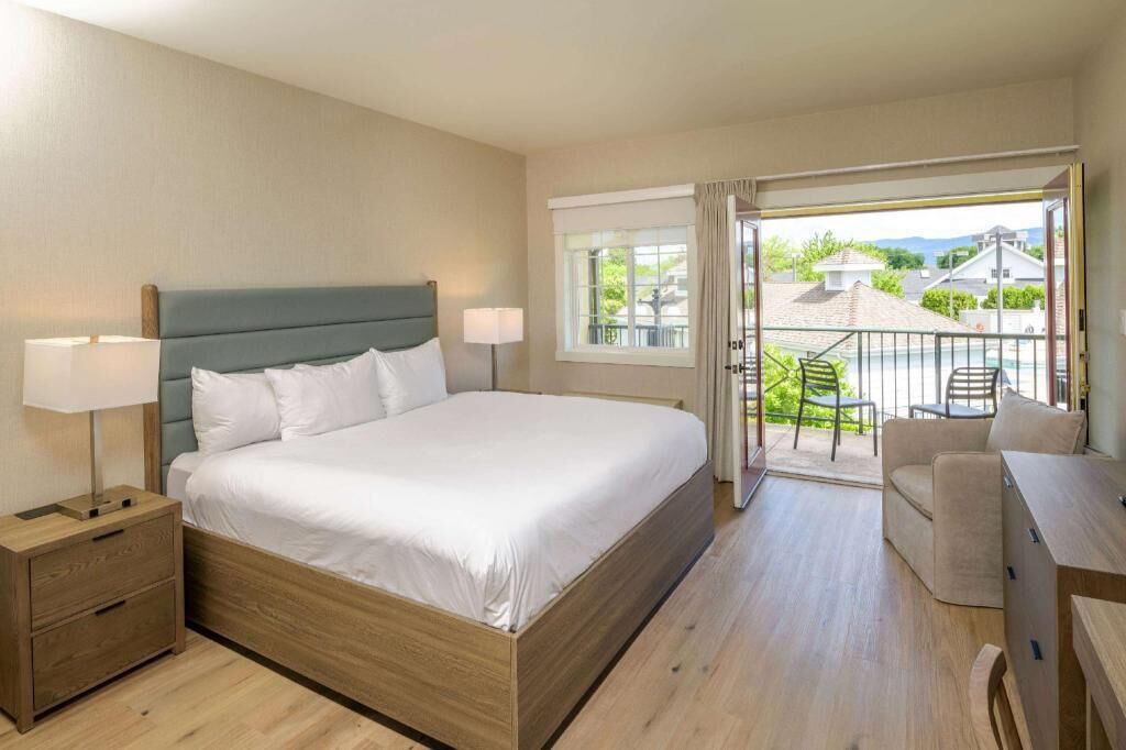 Luxe beddengoed, donsdekens, pillowtop-bedden, een bureau