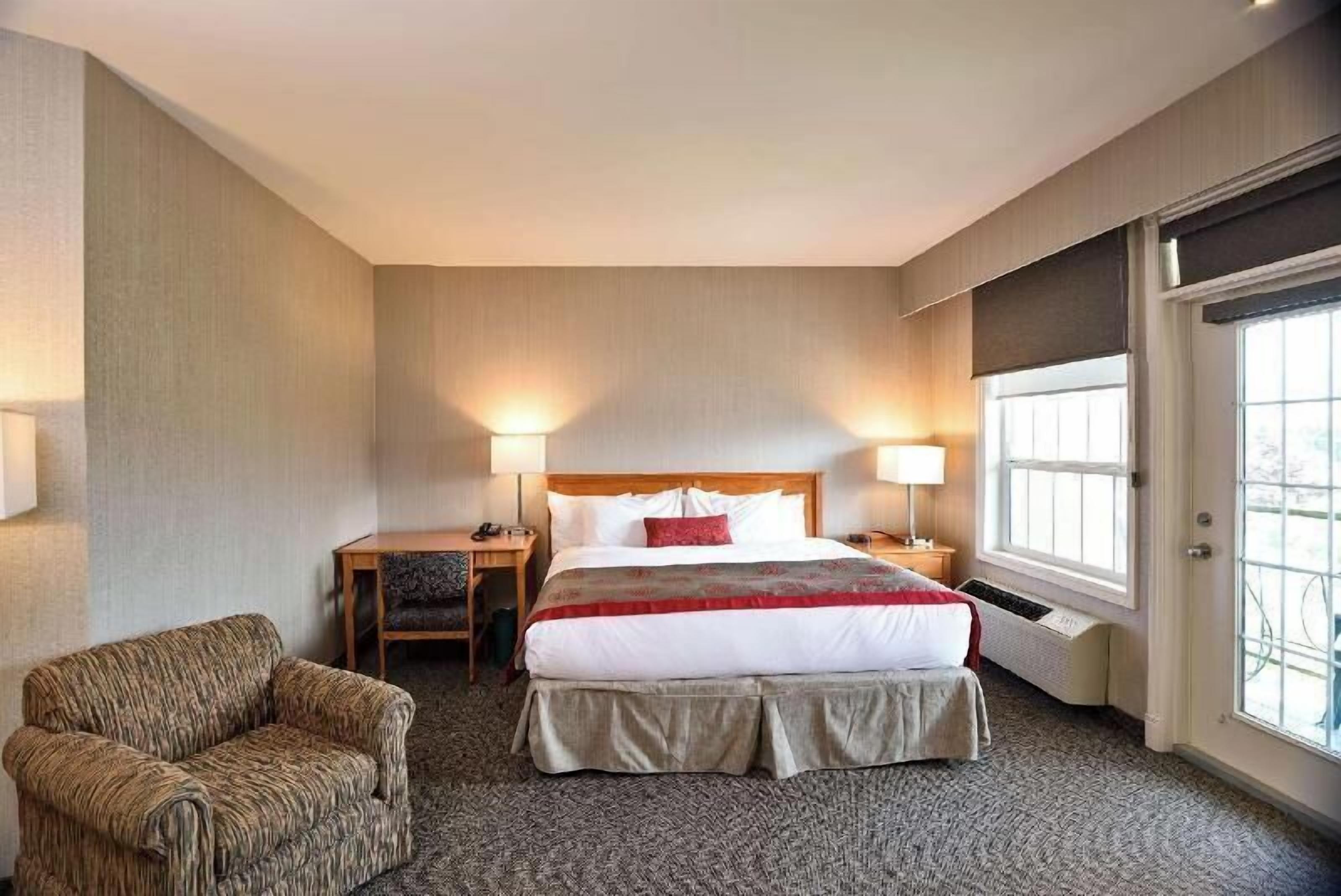 Luxe beddengoed, donsdekens, pillowtop-bedden, een bureau