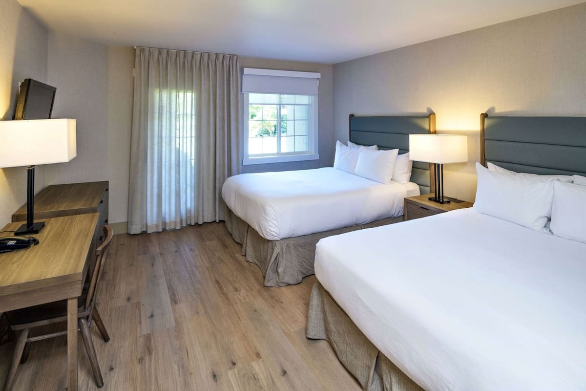 Bộ đồ giường cao cấp, chăn bông, nệm có lớp đệm bông, bàn