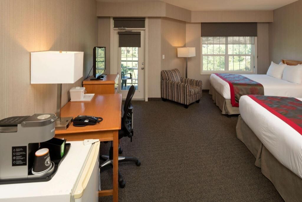 Luxe beddengoed, donsdekens, pillowtop-bedden, een bureau