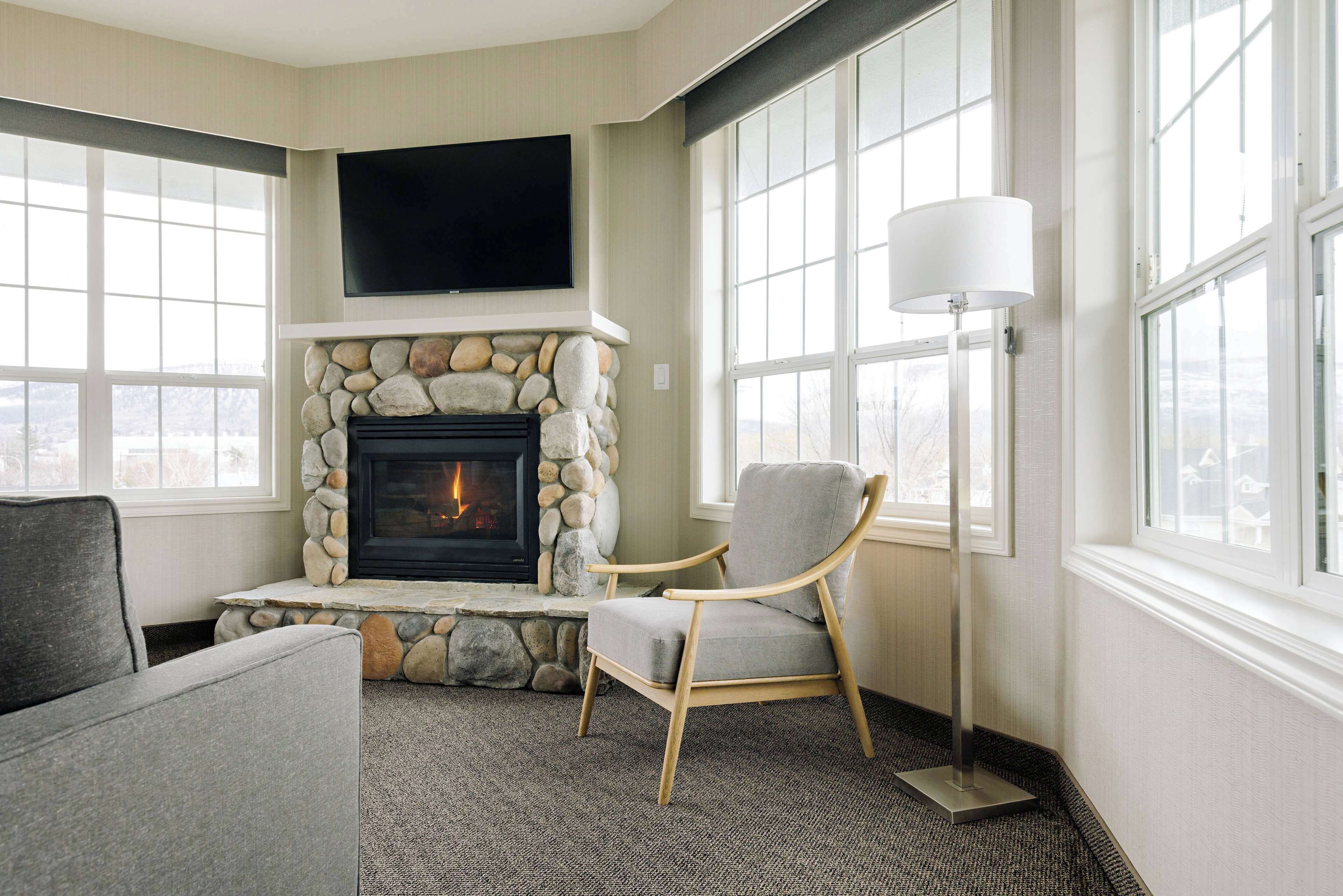 suite, 1 bedroom, mountain view, corner (1 queen bed) | premium bedding, down duvets, pillow-top beds, desk