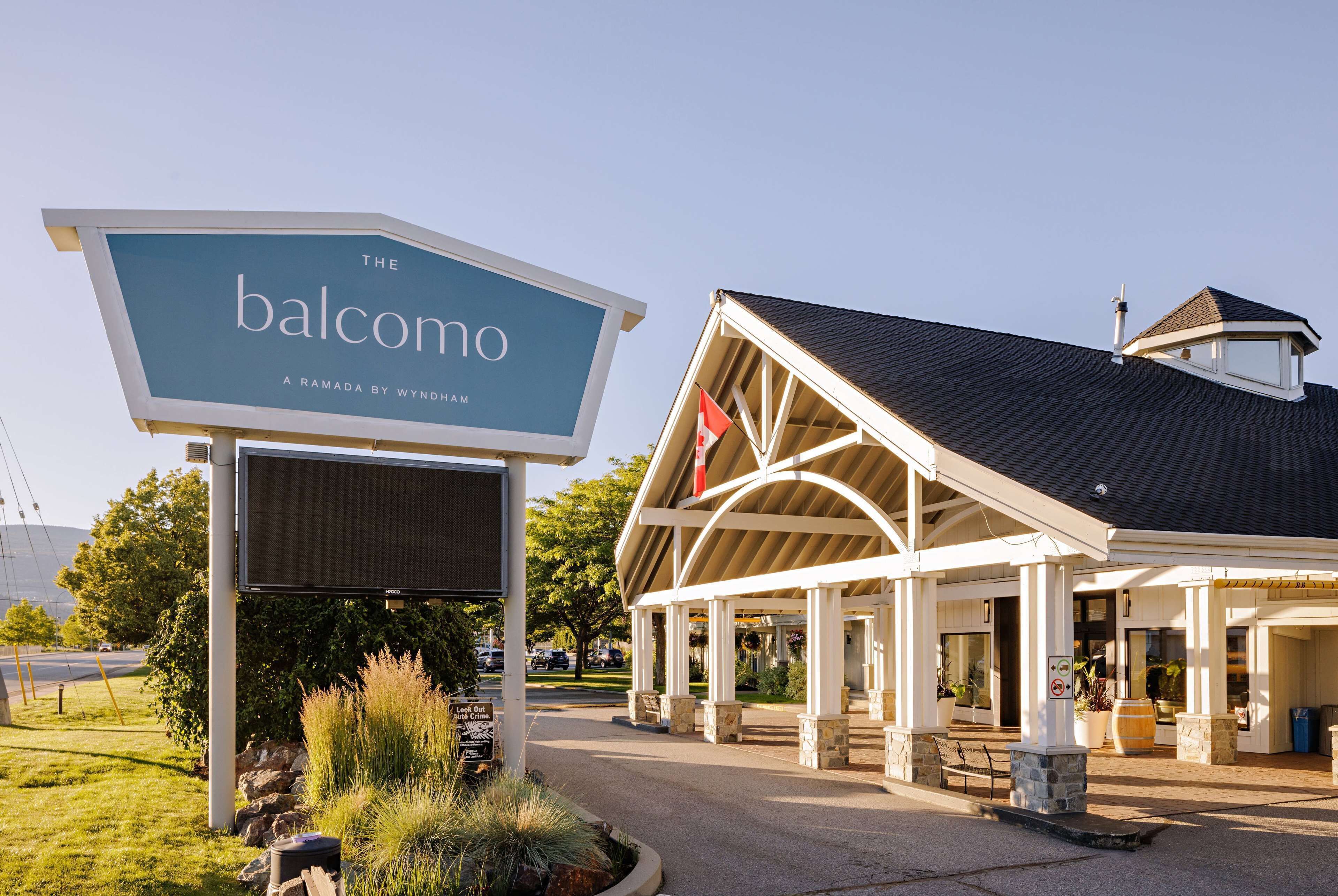 Un edificio con un letrero que dice "The Balcomo A Ramada by Wyndham".