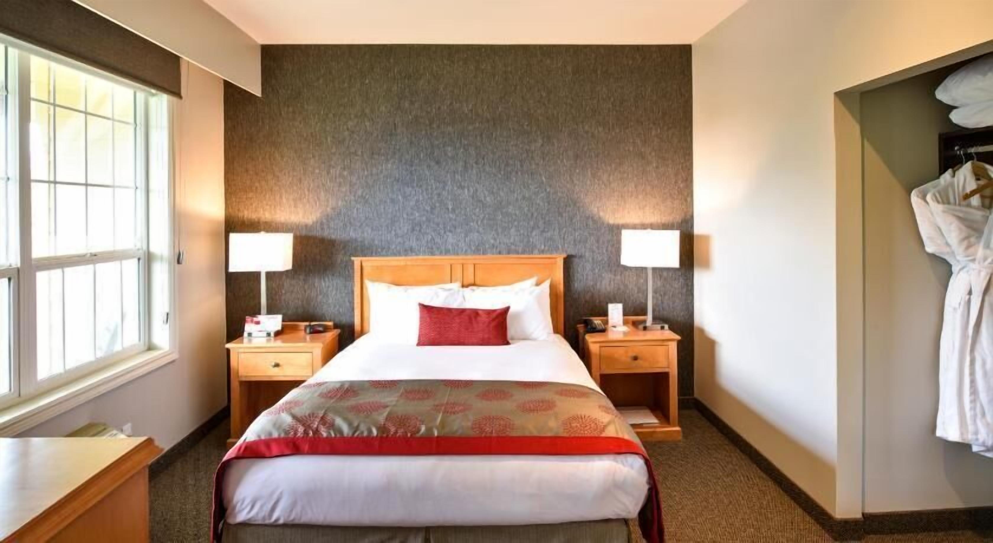 Luxe beddengoed, donsdekens, pillowtop-bedden, een bureau