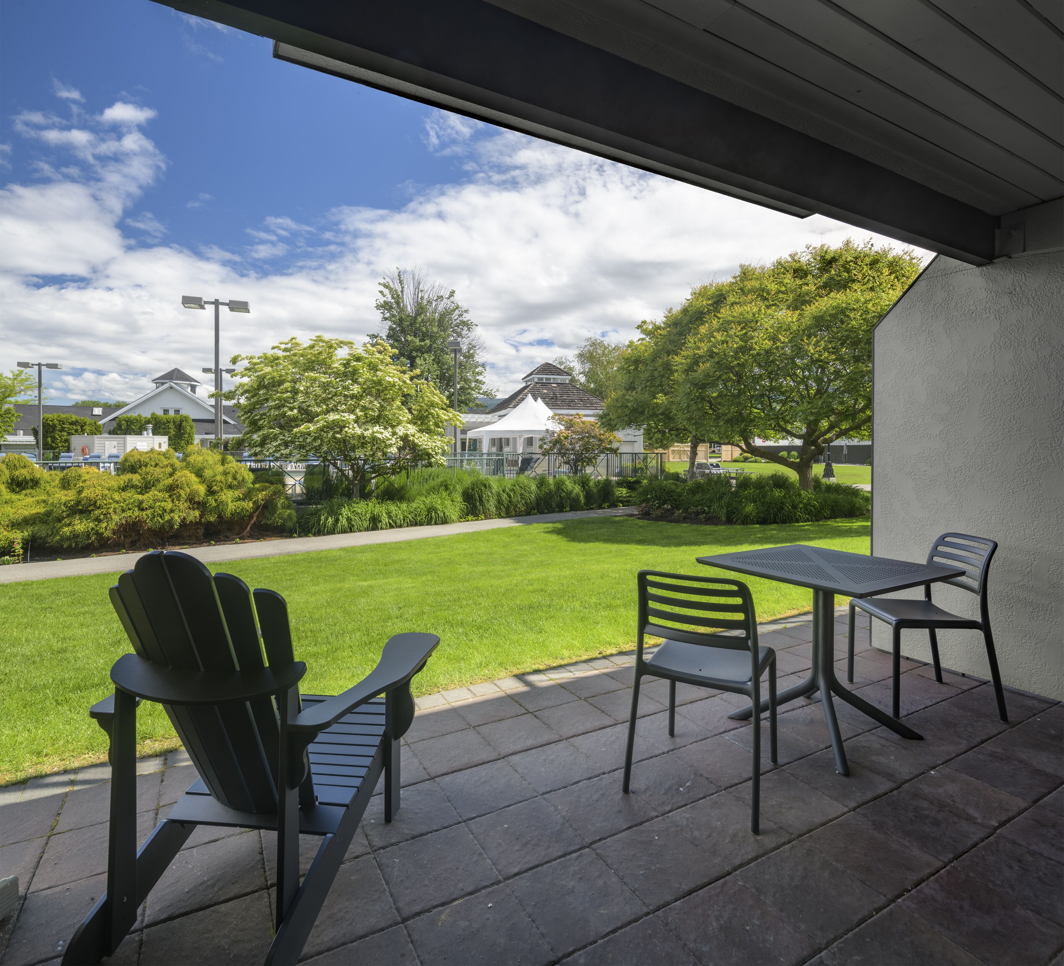 Quarto, 2 camas Queen, para não fumantes, vista para o pátio (Ground Level) | Vista do quarto