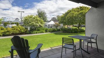 Quarto, 2 camas Queen, para não fumantes, vista para o pátio (Ground Level) | Vista do quarto