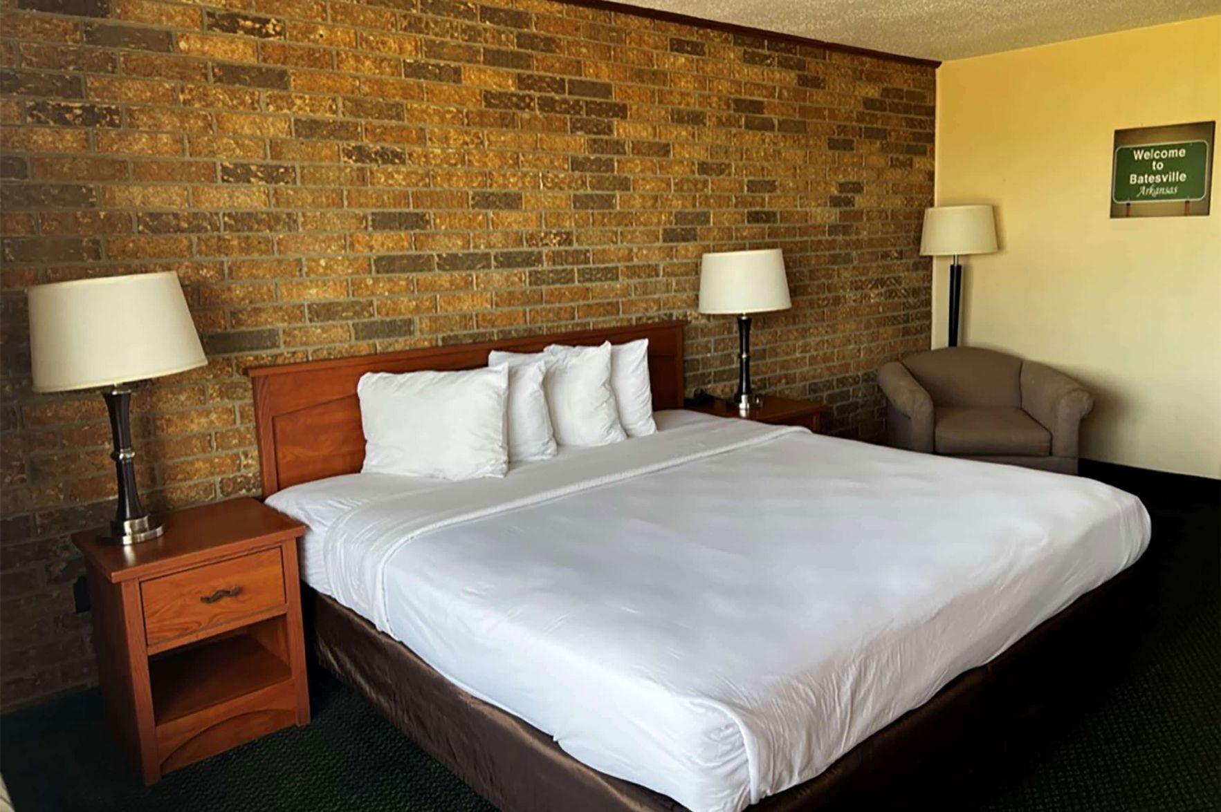 Tabla de planchar con plancha, wifi gratis y ropa de cama 