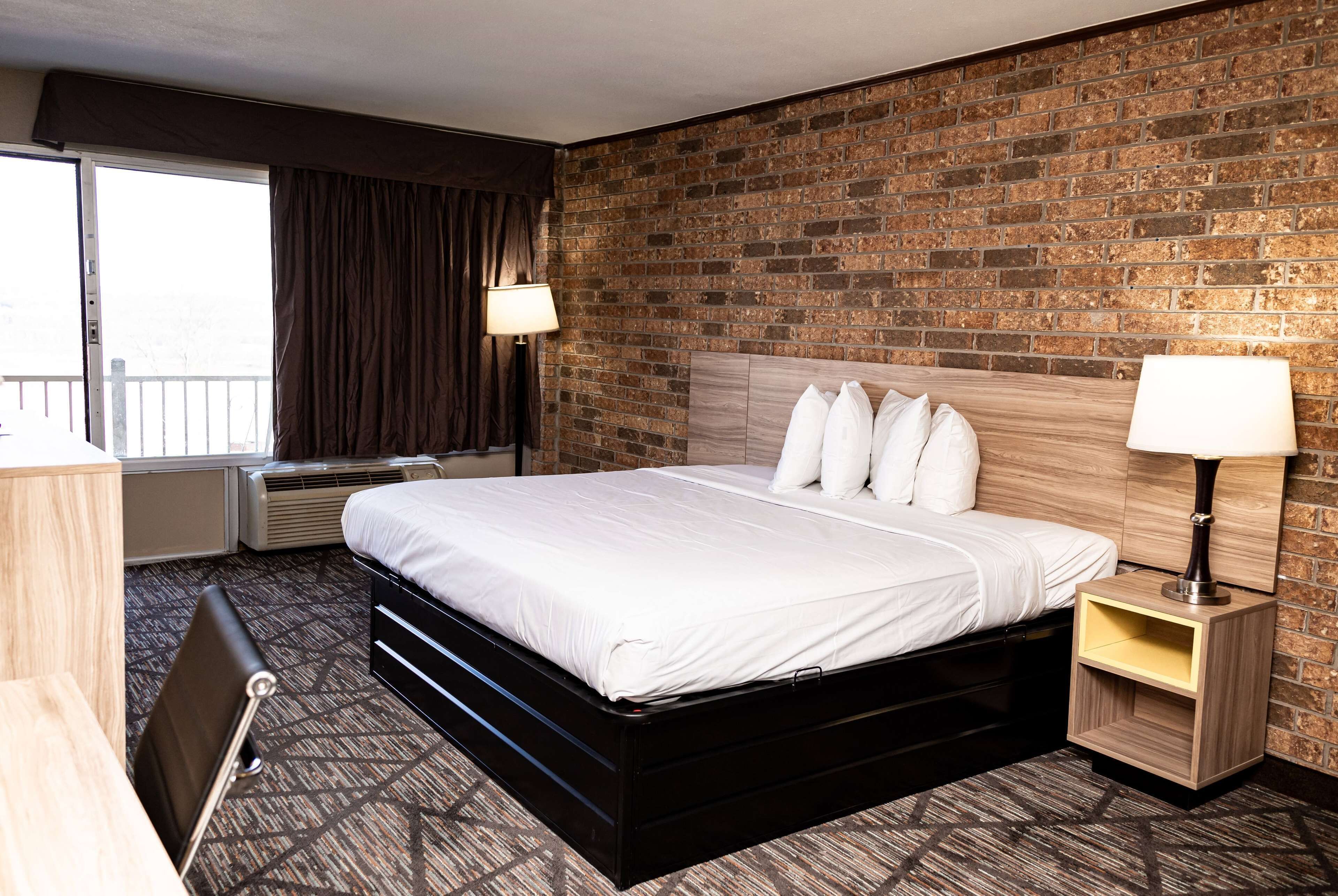 Room, 1 King Bed, Non Smoking | Iron/ironing board, free WiFi, bed sheets