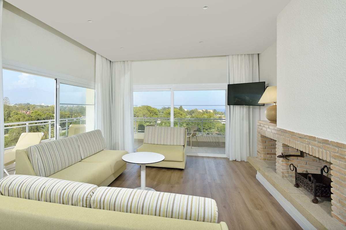 Minibar, desk, iron/ironing board, free WiFi