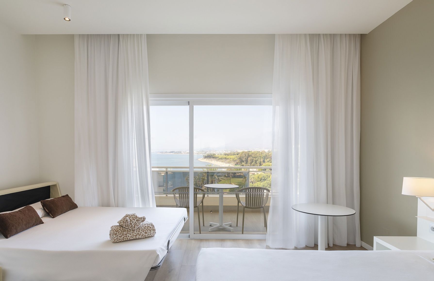 Bureau, fer et planche à repasser, Wi-Fi gratuit, draps fournis