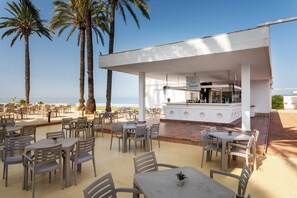 2 restaurants servant le petit déjeuner, le déjeuner et le dîner