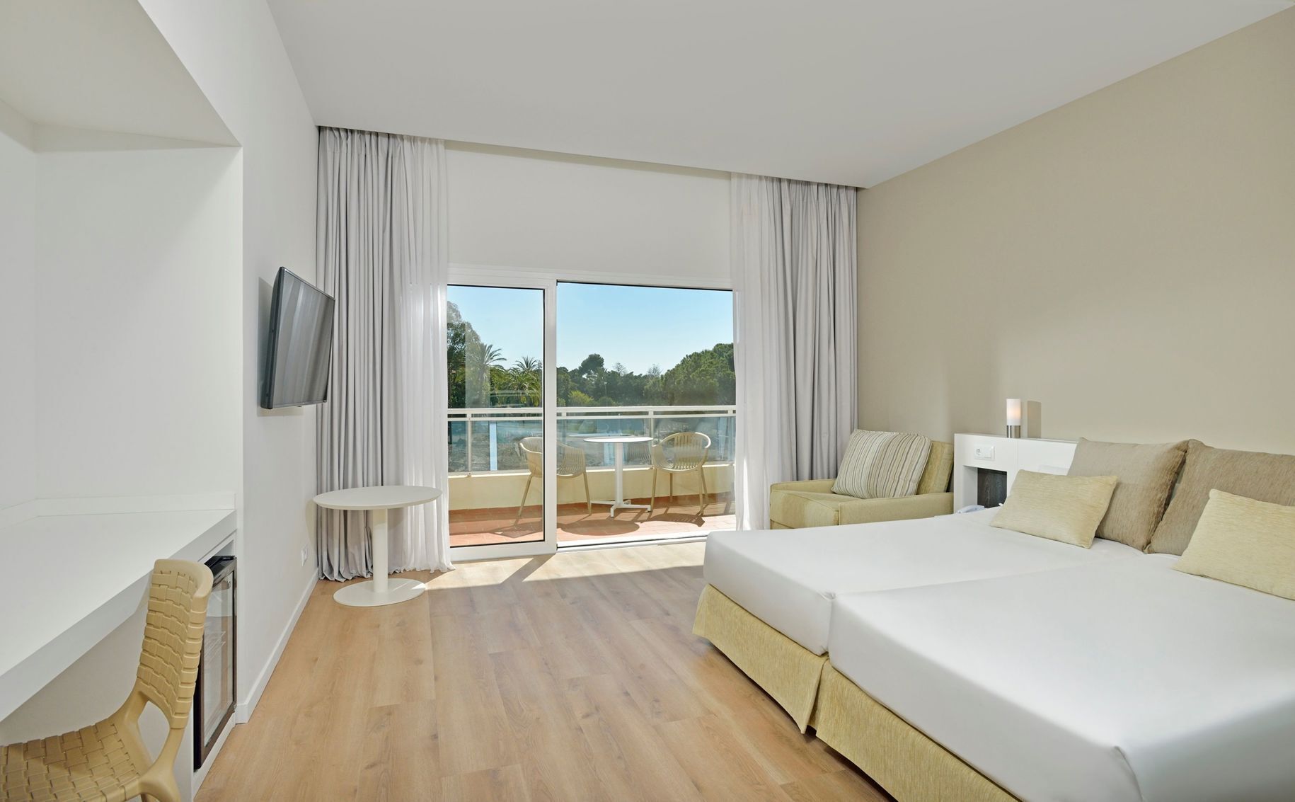 Bureau, fer et planche à repasser, Wi-Fi gratuit, draps fournis