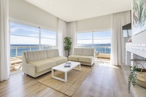 Escritorio, tabla de planchar con plancha, wifi gratis y ropa de cama 