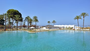 3 piscinas externas, espreguiçadeiras