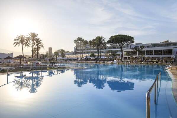 3 piscines extérieures, chaises longues