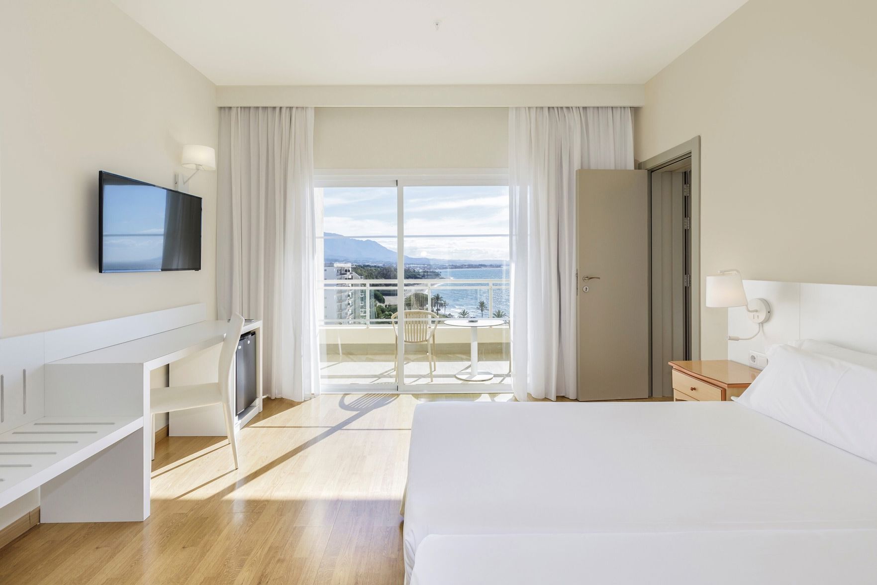 Bureau, fer et planche à repasser, Wi-Fi gratuit, draps fournis