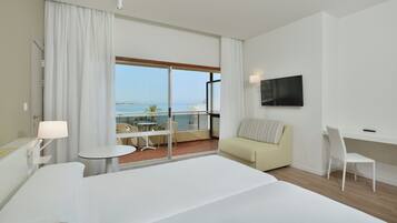 Een bureau, een strijkplank/strijkijzer, gratis wifi, beddengoed